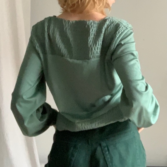 3/20$ ⭐️ Green shirt w/ smock and longsleeves - Picture 3 of 11